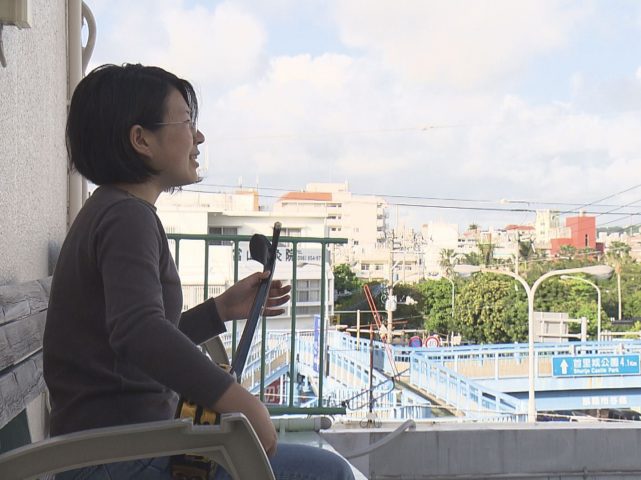 「15歳のとき、私は何をしていただろう」。沖縄テレビ放送・平良いずみディレクターの『菜の花の沖縄日記』の書評を紹介します